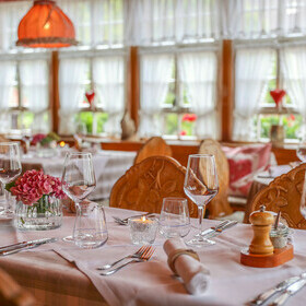 Gaststube mit Tischen und St�hlen im Gasthaus goldener Engel