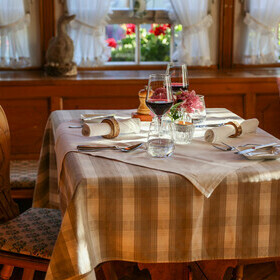 gedekcter Tisch f�r zwei Personen mit Rotwein im Gasthaus goldener Engel