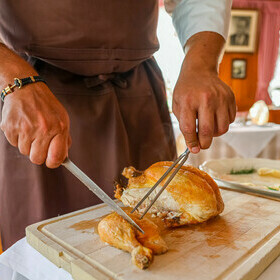 filetieren eines gebratenen H�hnchen im Gasthaus goldener Engel