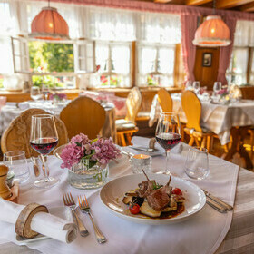 Tischgedecke mit Speisen in der Gaststube des Gasthaus goldener Engel