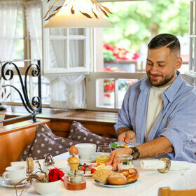 Gast beim Fr�hst�cken am Tisch im Gasthaus goldener Engel