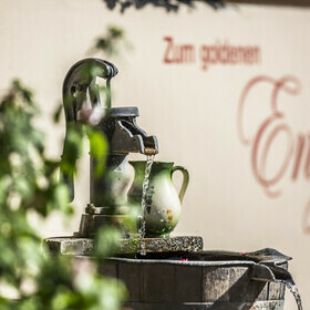 Pumpbrunnen vor dem Gasthaus goldener Engel im Glottertal