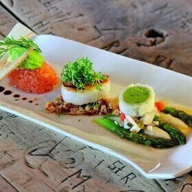 Vorspeisenplatte mit drei verschiedenen Vorspeisen wie Spargel und Fisch im Gasthaus goldener Engel