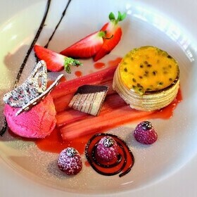 bunte Dessertauswahl aus Erdbeeren, Eis und Rhababer im Gasthaus goldener Engel