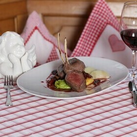 Fleischgericht mit Beilage im Gasthaus goldener Engel
