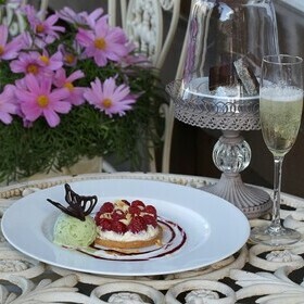 Eisdessert mit Beerent�rtchen und Sekt zum Abschluss im Gasthaus goldener Engel