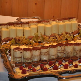 Dessertplatte mit Himbeeren und Puddingcreme im Gasthaus goldener Engel