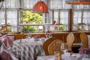 Stube mit Tischen im Gasthaus goldener Engel im Glottertal 