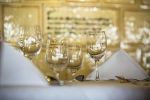Weinglser mit Gedeck im Gasthaus goldener Engel 